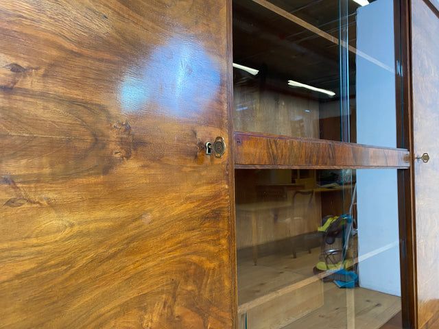 WMK I Imposanter 30er Jahre Art Deco Wohnzimmerschrank I Vollholz in edlem Walnuss I Schrank Vitrine Glasvitrine Bücherschrank Büchervitrine Herrenzimmer Sideboard Antik Vintage I Hannover Halle Köln