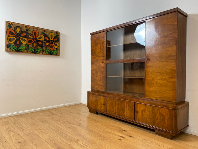WMK I Imposanter 30er Jahre Art Deco Wohnzimmerschrank I Vollholz in edlem Walnuss I Schrank Vitrine Glasvitrine Bücherschrank Büchervitrine Herrenzimmer Sideboard Antik Vintage I Hannover Halle Köln