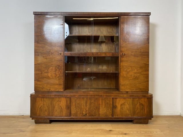 WMK I Imposanter 30er Jahre Art Deco Wohnzimmerschrank I Vollholz in edlem Walnuss I Schrank Vitrine Glasvitrine Bücherschrank Büchervitrine Herrenzimmer Sideboard Antik Vintage I Hannover Halle Köln