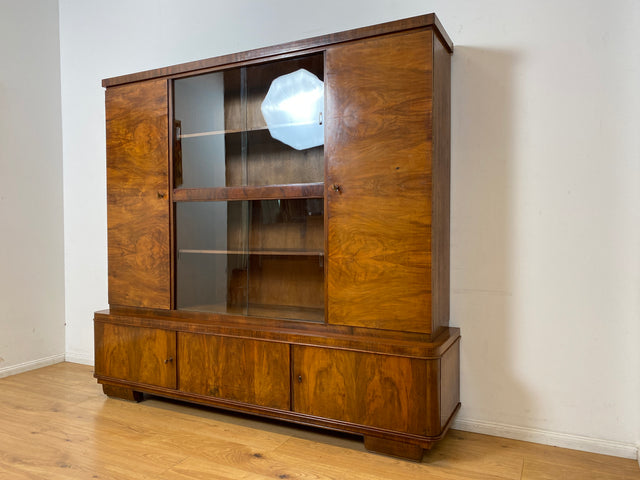 WMK I Imposanter 30er Jahre Art Deco Wohnzimmerschrank I Vollholz in edlem Walnuss I Schrank Vitrine Glasvitrine Bücherschrank Büchervitrine Herrenzimmer Sideboard Antik Vintage I Hannover Halle Köln