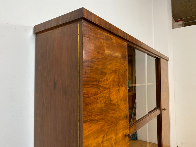 WMK I Imposanter 30er Jahre Art Deco Wohnzimmerschrank I Vollholz in edlem Walnuss I Schrank Vitrine Glasvitrine Bücherschrank Büchervitrine Herrenzimmer Sideboard Antik Vintage I Hannover Halle Köln