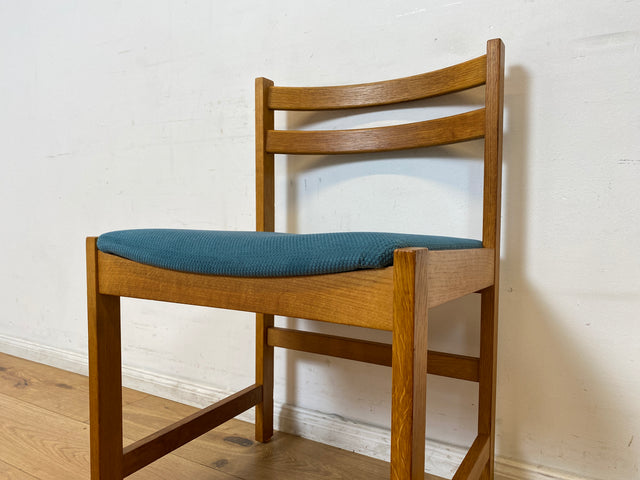 WMK I Set aus 4 minimalistischen skandinavischen Mid-Century Stühlen mit neuem Bezug in Petrolblau