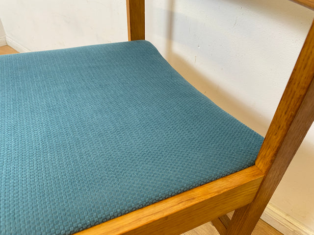 WMK I Set aus 4 minimalistischen skandinavischen Mid-Century Stühlen mit neuem Bezug in Petrolblau