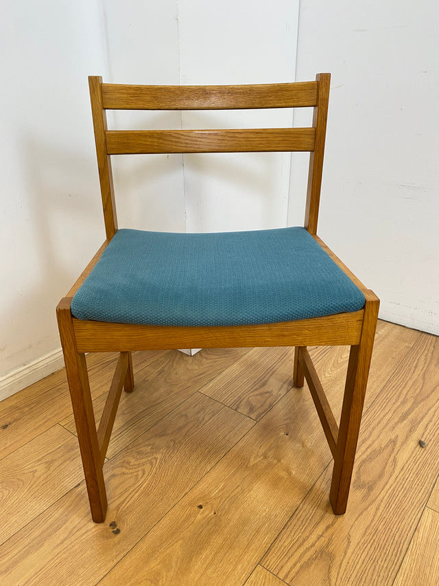 WMK I Set aus 4 minimalistischen skandinavischen Mid-Century Stühlen mit neuem Bezug in Petrolblau