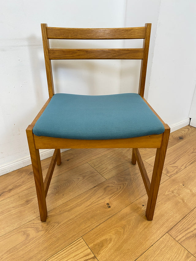 WMK I Set aus 4 minimalistischen skandinavischen Mid-Century Stühlen mit neuem Bezug in Petrolblau