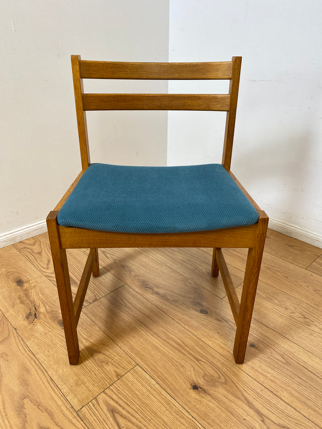 WMK I Set aus 4 minimalistischen skandinavischen Mid-Century Stühlen mit neuem Bezug in Petrolblau