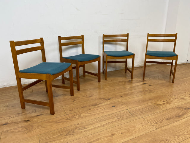 WMK I Set aus 4 minimalistischen skandinavischen Mid-Century Stühlen mit neuem Bezug in Petrolblau