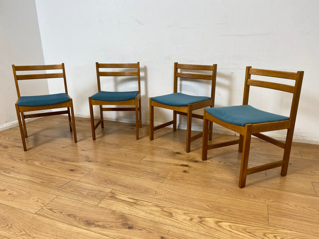 WMK I Set aus 4 minimalistischen skandinavischen Mid-Century Stühlen mit neuem Bezug in Petrolblau