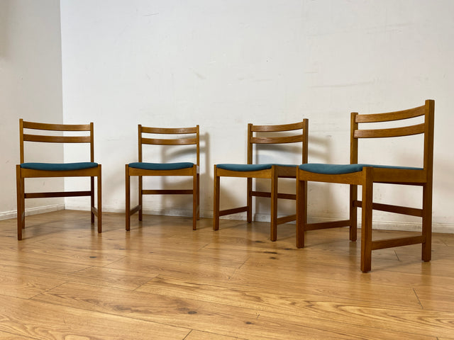 WMK I Set aus 4 minimalistischen skandinavischen Mid-Century Stühlen mit neuem Bezug in Petrolblau