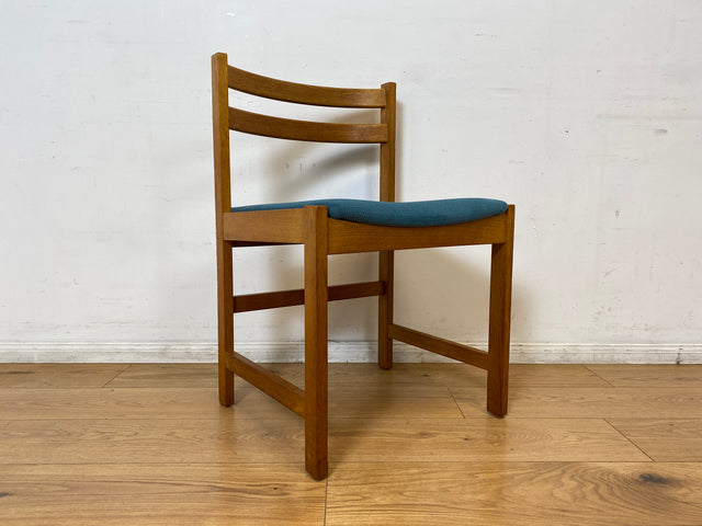 WMK I Set aus 4 minimalistischen skandinavischen Mid-Century Stühlen mit neuem Bezug in Petrolblau