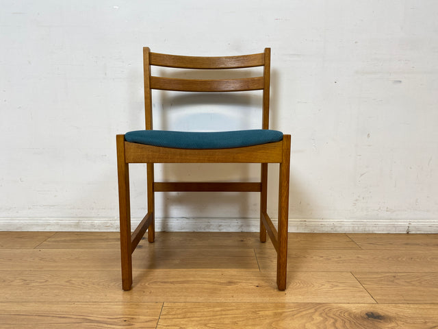 WMK I Set aus 4 minimalistischen skandinavischen Mid-Century Stühlen mit neuem Bezug in Petrolblau