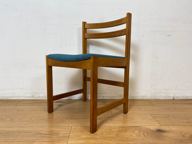 WMK I Set aus 4 minimalistischen skandinavischen Mid-Century Stühlen mit neuem Bezug in Petrolblau