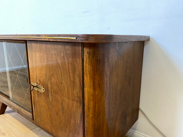 WMK I Besonders schöne 50er Jahre Barkommode aus Vollholz in Nussbaum