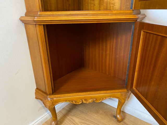 WMK I Hochwertige handverzierte 60er Jahre Chippendale Eckvitrine in Nussbaum I Eckschrank Glasvitrine Geschirrschrank Wohnzimmerschrank Eckkommode Highboard Vintage Barock I Berlin Leipzig Hannover