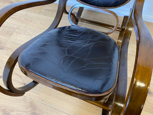 WMK I Sehr schöner 60er Jahre Schaukelstuhl im Stil von Thonet mit Bugholz Rahmen und Kunstleder Bezug
