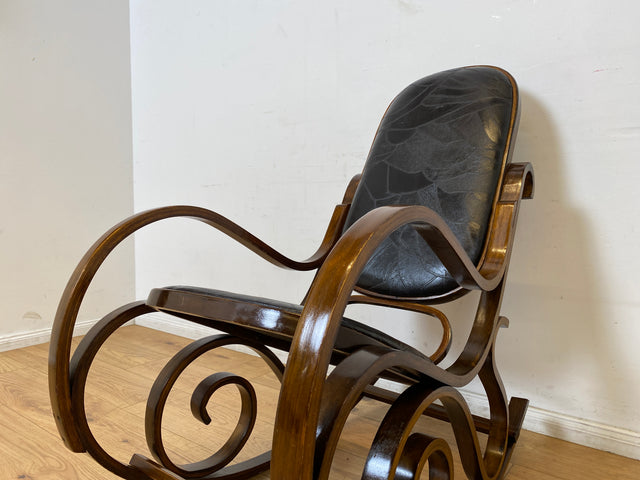 WMK I Sehr schöner 60er Jahre Schaukelstuhl im Stil von Thonet mit Bugholz Rahmen und Kunstleder Bezug