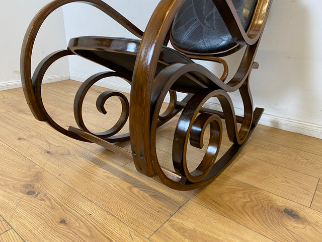 WMK I Sehr schöner 60er Jahre Schaukelstuhl im Stil von Thonet mit Bugholz Rahmen und Kunstleder Bezug