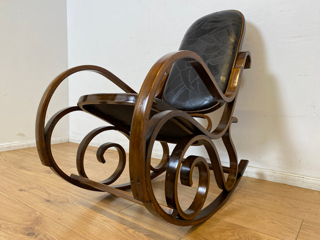 WMK I Sehr schöner 60er Jahre Schaukelstuhl im Stil von Thonet mit Bugholz Rahmen und Kunstleder Bezug