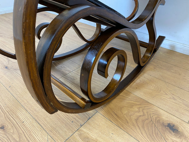 WMK I Sehr schöner 60er Jahre Schaukelstuhl im Stil von Thonet mit Bugholz Rahmen und Kunstleder Bezug