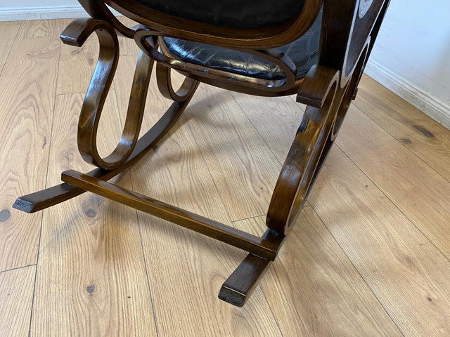 WMK I Sehr schöner 60er Jahre Schaukelstuhl im Stil von Thonet mit Bugholz Rahmen und Kunstleder Bezug
