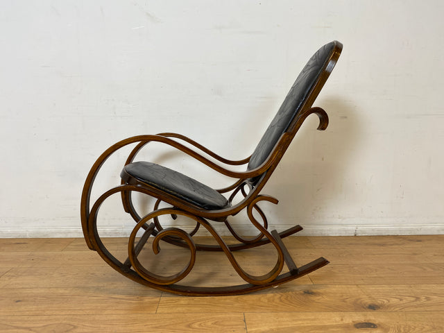 WMK I Sehr schöner 60er Jahre Schaukelstuhl im Stil von Thonet mit Bugholz Rahmen und Kunstleder Bezug