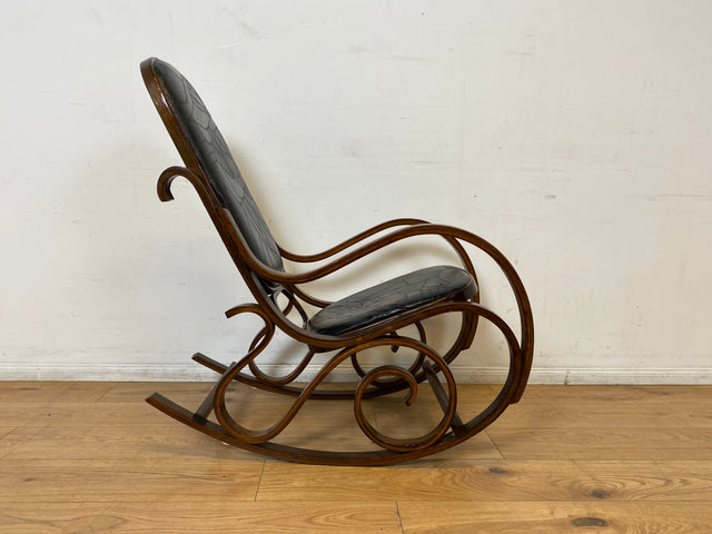 WMK I Sehr schöner 60er Jahre Schaukelstuhl im Stil von Thonet mit Bugholz Rahmen und Kunstleder Bezug