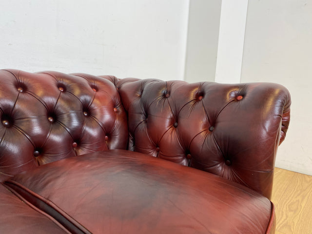 WMK I Der Klassiker I Hochwertiges Chesterfield Sofa mit gestepptem Echtleder Bezug & Alterspatina I Couch Ledersofa Ledercouch 2er 2-Sitzer Sessel Ledersessel Leder Vintage I Berlin Hamburg München