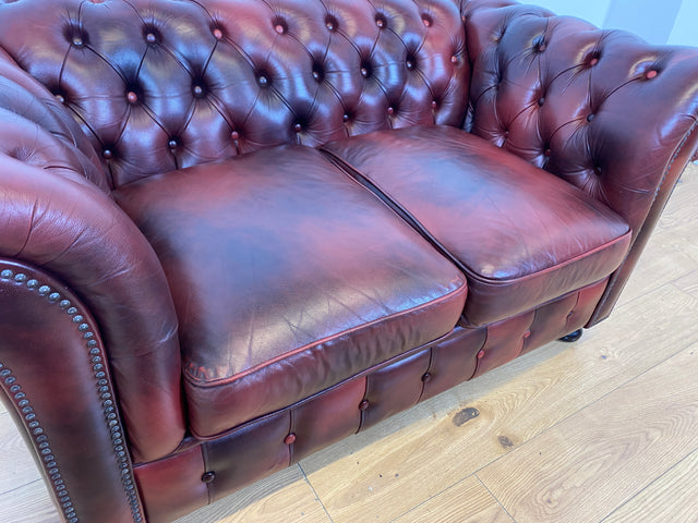 WMK I Der Klassiker I Hochwertiges Chesterfield Sofa mit gestepptem Echtleder Bezug & Alterspatina I Couch Ledersofa Ledercouch 2er 2-Sitzer Sessel Ledersessel Leder Vintage I Berlin Hamburg München