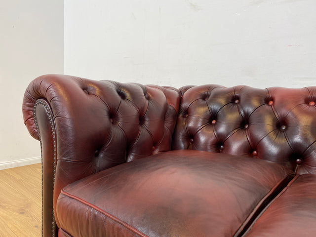 WMK I Der Klassiker I Hochwertiges Chesterfield Sofa mit gestepptem Echtleder Bezug & Alterspatina I Couch Ledersofa Ledercouch 2er 2-Sitzer Sessel Ledersessel Leder Vintage I Berlin Hamburg München