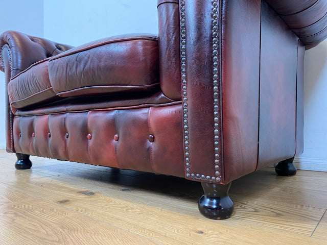 WMK I Der Klassiker I Hochwertiges Chesterfield Sofa mit gestepptem Echtleder Bezug & Alterspatina I Couch Ledersofa Ledercouch 2er 2-Sitzer Sessel Ledersessel Leder Vintage I Berlin Hamburg München