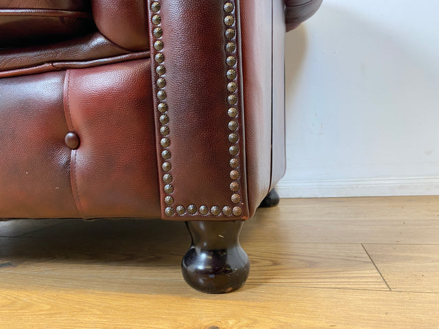 WMK I Der Klassiker I Hochwertiges Chesterfield Sofa mit gestepptem Echtleder Bezug & Alterspatina I Couch Ledersofa Ledercouch 2er 2-Sitzer Sessel Ledersessel Leder Vintage I Berlin Hamburg München