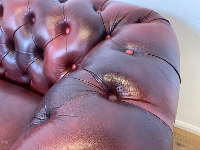 WMK I Der Klassiker I Hochwertiges Chesterfield Sofa mit gestepptem Echtleder Bezug & Alterspatina I Couch Ledersofa Ledercouch 2er 2-Sitzer Sessel Ledersessel Leder Vintage I Berlin Hamburg München