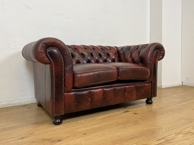 WMK I Der Klassiker I Hochwertiges Chesterfield Sofa mit gestepptem Echtleder Bezug & Alterspatina I Couch Ledersofa Ledercouch 2er 2-Sitzer Sessel Ledersessel Leder Vintage I Berlin Hamburg München