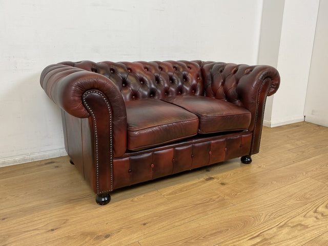 WMK I Der Klassiker I Hochwertiges Chesterfield Sofa mit gestepptem Echtleder Bezug & Alterspatina I Couch Ledersofa Ledercouch 2er 2-Sitzer Sessel Ledersessel Leder Vintage I Berlin Hamburg München