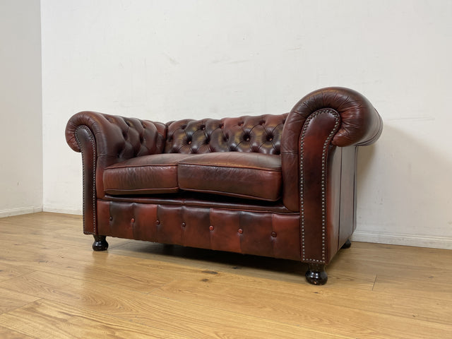 WMK I Der Klassiker I Hochwertiges Chesterfield Sofa mit gestepptem Echtleder Bezug & Alterspatina I Couch Ledersofa Ledercouch 2er 2-Sitzer Sessel Ledersessel Leder Vintage I Berlin Hamburg München
