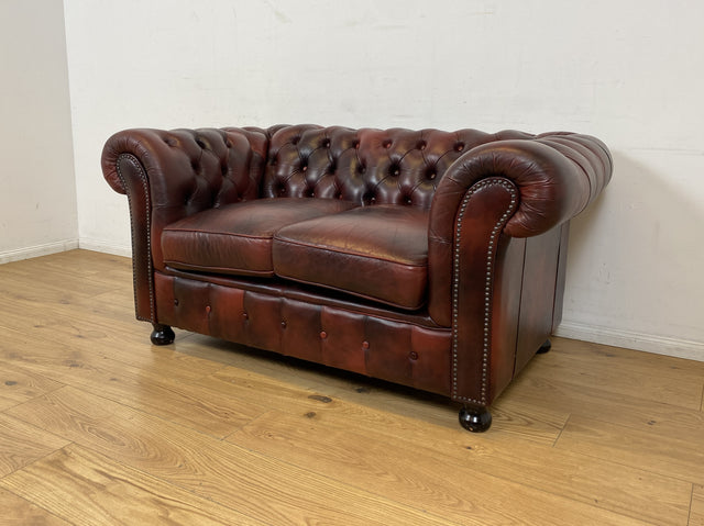 WMK I Der Klassiker I Hochwertiges Chesterfield Sofa mit gestepptem Echtleder Bezug & Alterspatina I Couch Ledersofa Ledercouch 2er 2-Sitzer Sessel Ledersessel Leder Vintage I Berlin Hamburg München