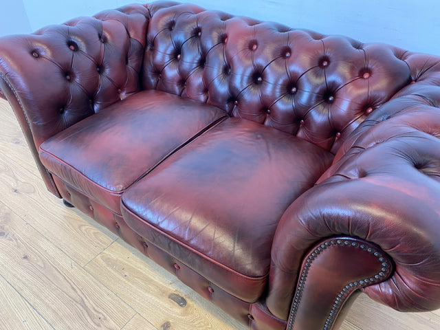 WMK I Der Klassiker I Hochwertiges Chesterfield Sofa mit gestepptem Echtleder Bezug & Alterspatina I Couch Ledersofa Ledercouch 2er 2-Sitzer Sessel Ledersessel Leder Vintage I Berlin Hamburg München