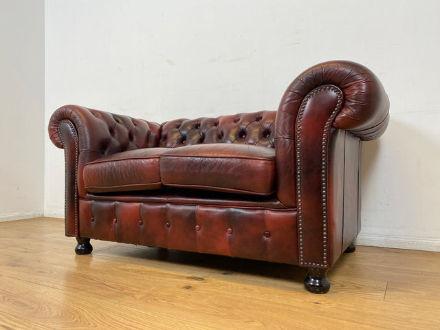 WMK I Der Klassiker I Hochwertiges Chesterfield Sofa mit gestepptem Echtleder Bezug & Alterspatina I Couch Ledersofa Ledercouch 2er 2-Sitzer Sessel Ledersessel Leder Vintage I Berlin Hamburg München