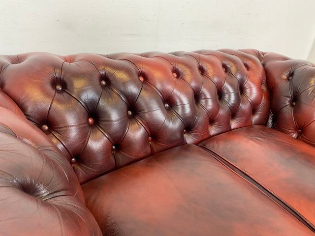 WMK I Der Klassiker I Hochwertiges Chesterfield Sofa mit gestepptem Echtleder Bezug & Alterspatina I Couch Ledersofa Ledercouch 2er 2-Sitzer Sessel Ledersessel Leder Vintage I Berlin Hamburg München