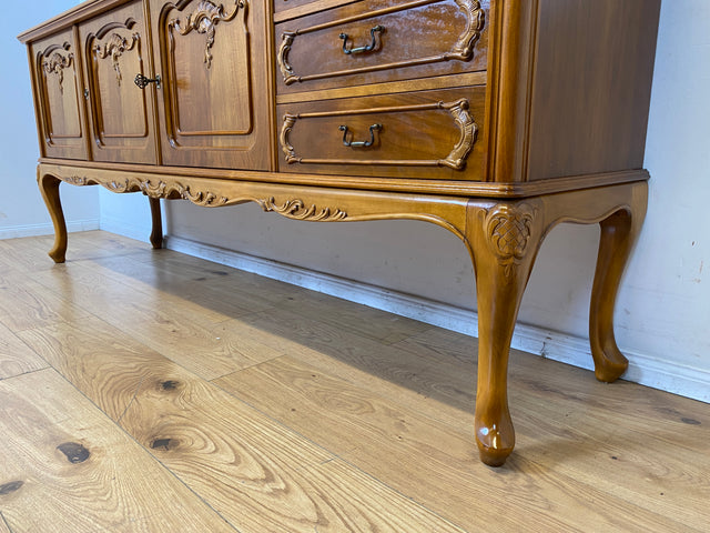 WMK I Hochwertiges handverziertes 60er Jahre Chippendale Sideboard in Nussbaum mit Schubladen