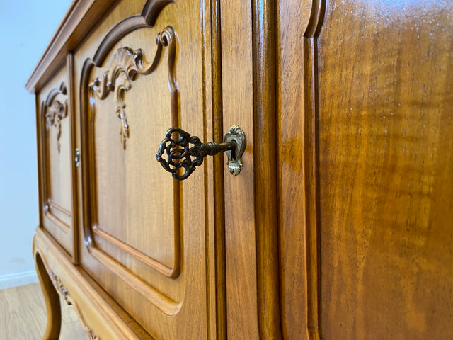 WMK I Hochwertiges handverziertes 60er Jahre Chippendale Sideboard in Nussbaum mit Schubladen
