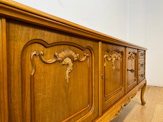WMK I Hochwertiges handverziertes 60er Jahre Chippendale Sideboard in Nussbaum mit Schubladen