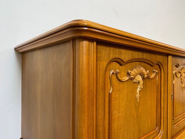 WMK I Hochwertiges handverziertes 60er Jahre Chippendale Sideboard in Nussbaum mit Schubladen