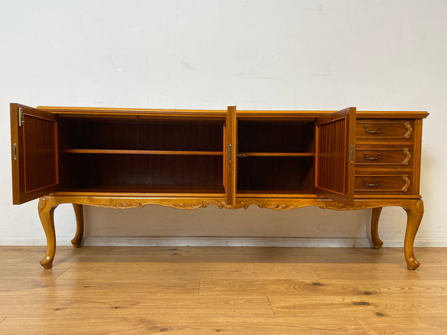 WMK I Hochwertiges handverziertes 60er Jahre Chippendale Sideboard in Nussbaum mit Schubladen