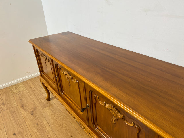 WMK I Hochwertiges handverziertes 60er Jahre Chippendale Sideboard in Nussbaum mit Schubladen