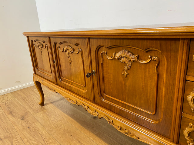 WMK I Hochwertiges handverziertes 60er Jahre Chippendale Sideboard in Nussbaum mit Schubladen