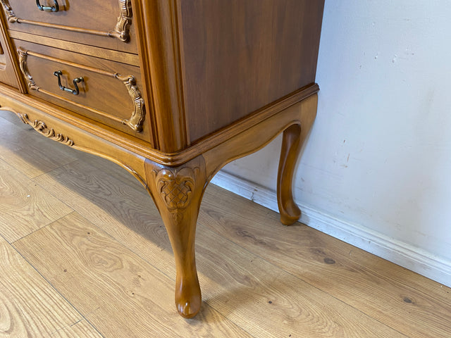 WMK I Hochwertiges handverziertes 60er Jahre Chippendale Sideboard in Nussbaum mit Schubladen