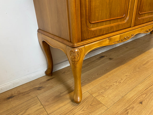 WMK I Hochwertiges handverziertes 60er Jahre Chippendale Sideboard in Nussbaum mit Schubladen