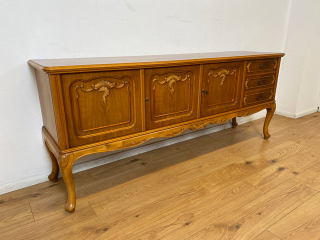 WMK I Hochwertiges handverziertes 60er Jahre Chippendale Sideboard in Nussbaum mit Schubladen
