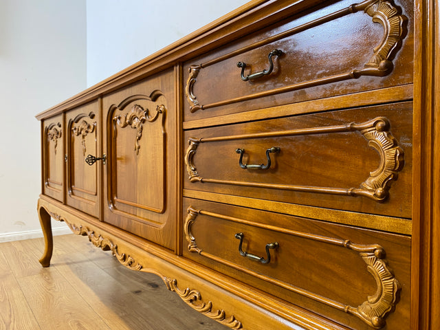 WMK I Hochwertiges handverziertes 60er Jahre Chippendale Sideboard in Nussbaum mit Schubladen
